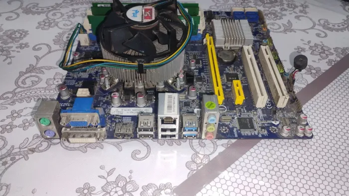 Placa mãe 1155 Foxconn h61m-s + proc 1155 g870 + cooler
