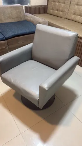Vendo poltrona giratória