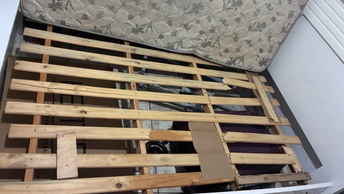 Cama e colchão usado