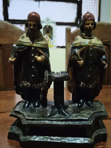 Santos São Cosme e Damião, em madeira. Tem uma pequena fissura atrás de um deles.