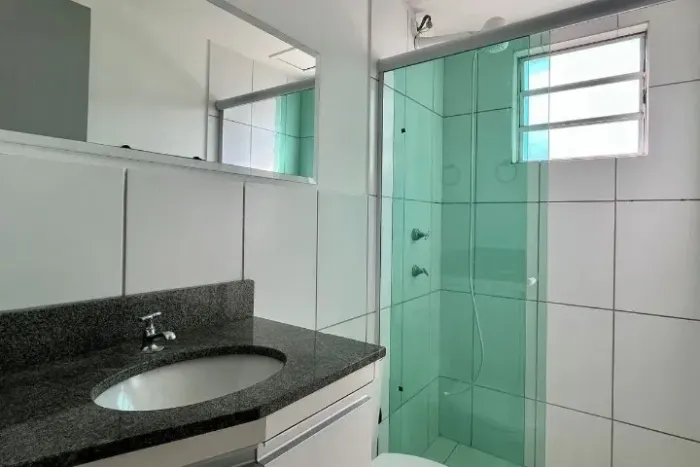 Cozinha planejada e banheiro com box