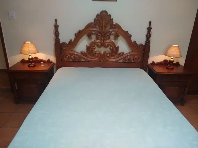Cama de casal estilo colonial.