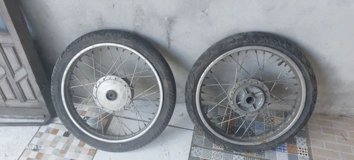 Roda com pneu aro 18