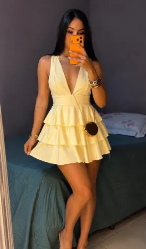 Vestido curto amarelo manteiga