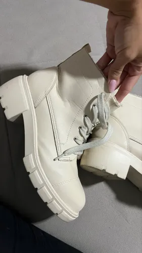 Bota Coturno Off White Feminina Sola Tratorada - Estilo e Conforto
