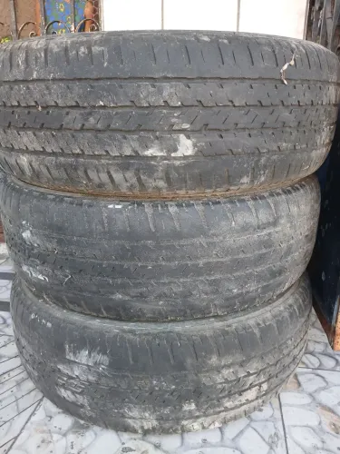 Vendo 3 pneus em excelente estado aro 205/60/16