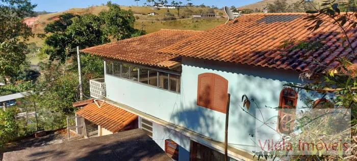 Casa Sobrado em Governador Portela tendo 03 suítes com vista indevassável das montanhas -