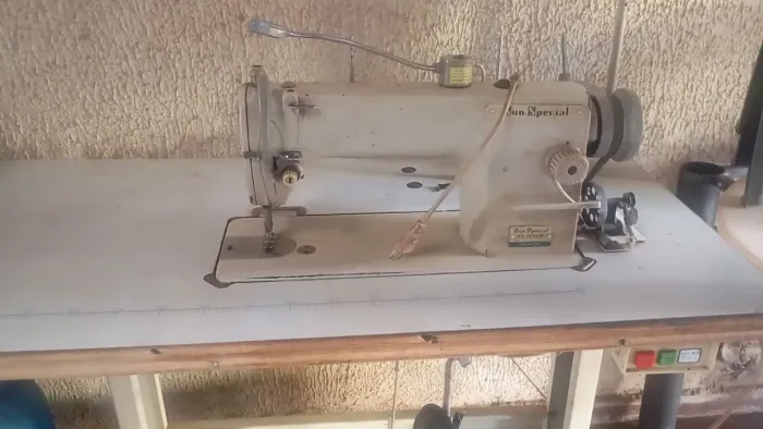 Máquina de costura reta