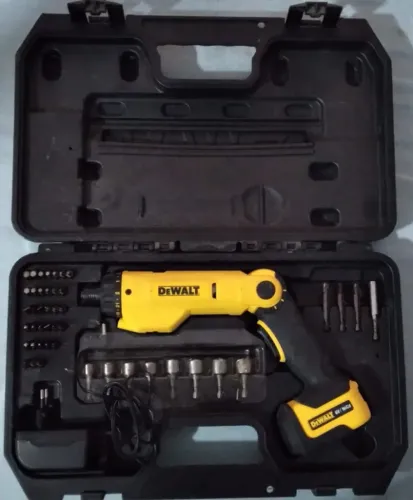 Parafusadeira Bateria 6v Com 45 Acessórios Dewalt DCF060 Bivolt - Excelente estado