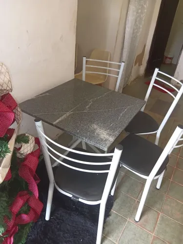 Mesa com 4 cadeiras