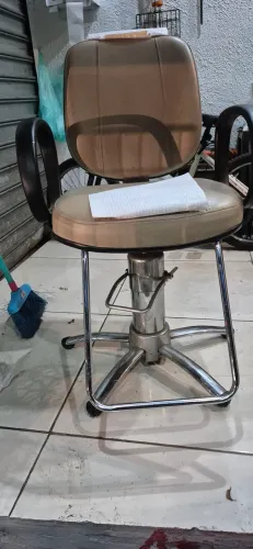 Vende-se cadeira seminova.