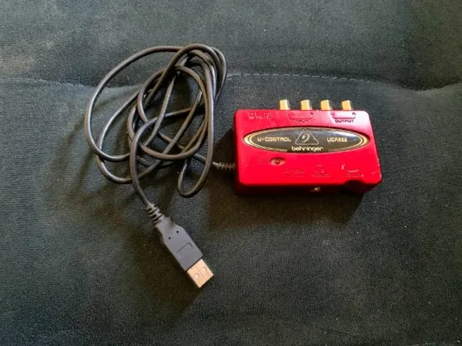 Placa de Áudio Behringer UCA 222 - Interface de Áudio Behringer