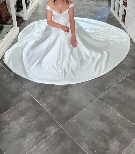 Vestido de noiva baratinho. Novinho.