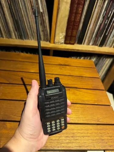 Rádio HT VHF Yaesu FT-250 2m 5W - Chassi de alumínio - Bateria nova e berço