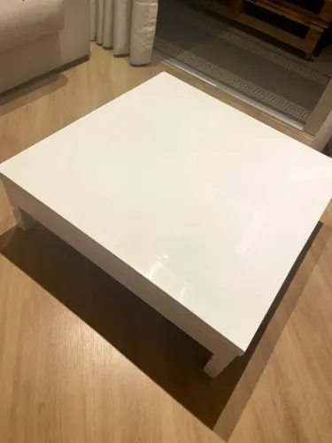 Mesa de centro em madeira com acabamento em laca, elegante e super versátil.