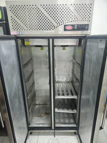 Congelador inox marca cozil  800 litros