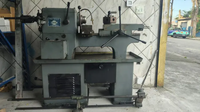 Torno revólver marca Iran de 1"½ com pinça e alimentador