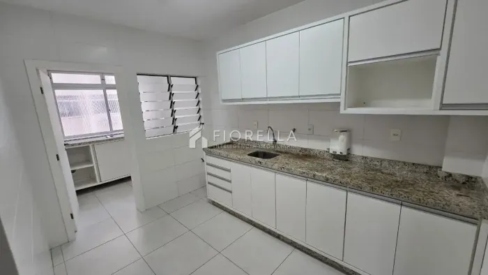 Apartamento à venda com 03 dormitórios, sendo 01 suíte, em Capoeiras, Florianópolis/SC.