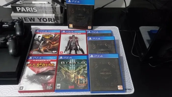 PS4 Fat 500GB + 5 Jogos Físicos (Dark Souls Trilogy, Bloodborne, GOW3...)
