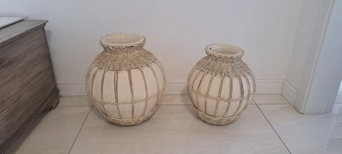 Vasos em cerâmica com trancados em fibras naturais