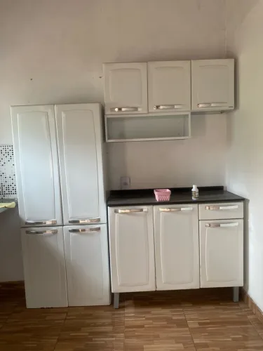 Armário de cozinha completo e bem conservado