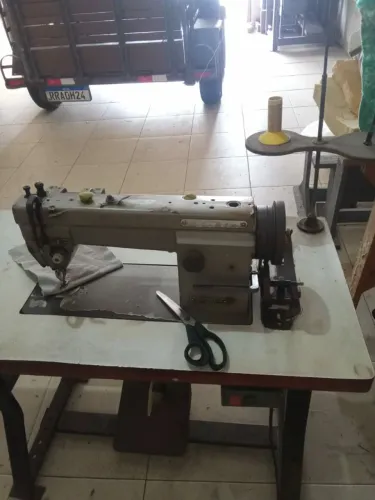 Máquina de costura industrial, com trasporte duplo 