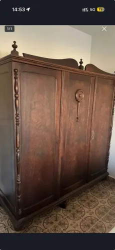 É sério guarda-roupa de madeira