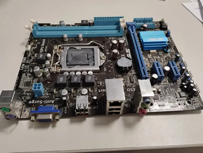 Placa mãe Asus pbh61-m lx3 R2.0 com defeito