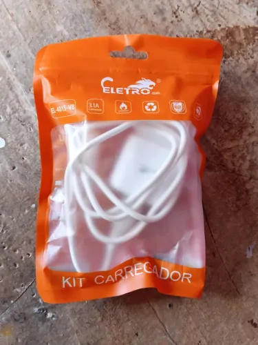 Carregador de celular entrada V8. 1 metro de extensão. NOVO. USADO APENAS UMA VEZ.