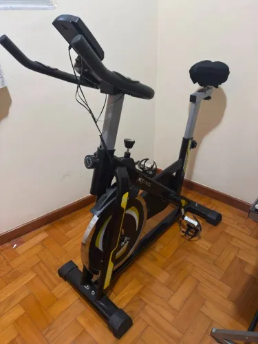 Bicicleta Spinning Com Roda De Inércia De 13kg Wct Fitness Cor Preto/amarelo
