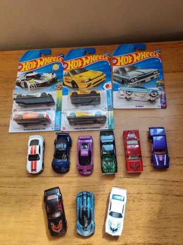 Lote de hotwheels, 14 miniaturas, 5 estão no blister