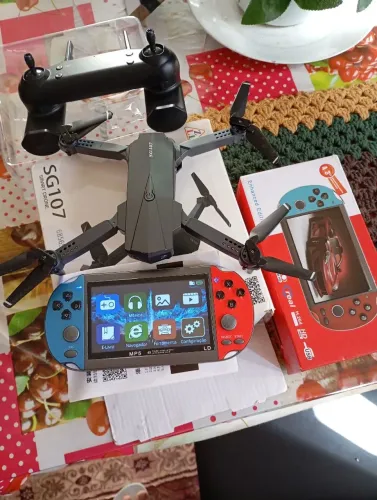 Vendo um drone e um jogo retro