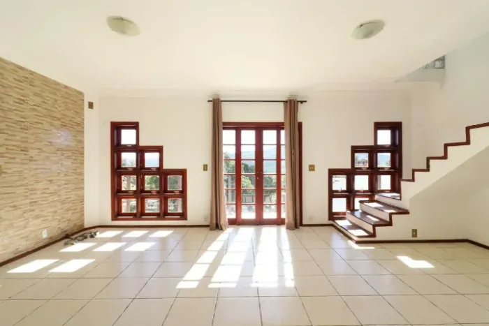 ? ALUGO EM VALINHOS - CASA COM PISCINA EM CONDOMÍNIO - ESTILO CHÁCARA - 800m² DE TERRENO