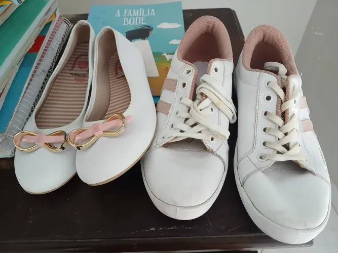 Vendo dois sapatos