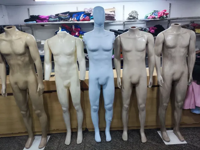 Manequins masculinos e femininos