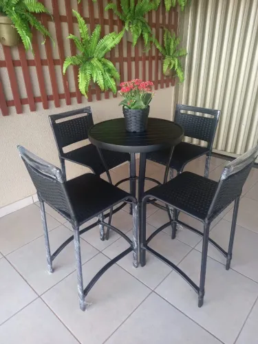 Mesa bistrô de alumínio e junco com 4 banquetas