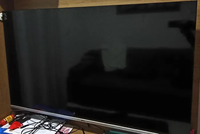 Tv 58"polegadas smart k para peças atenção a tela está vazada