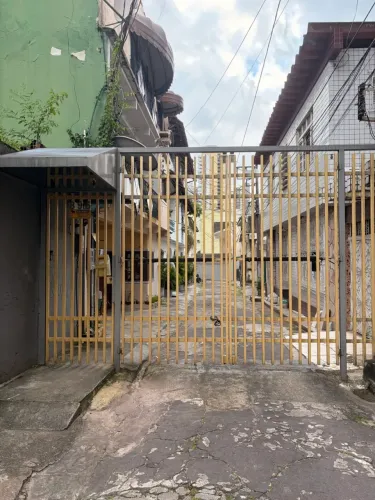 CASA EM VILA FECHADA / NOS ALTOS