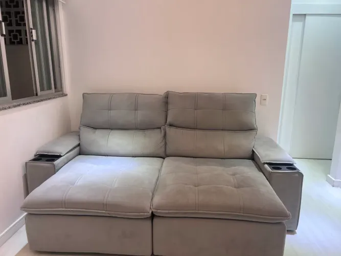 Sofá retrátil cinza