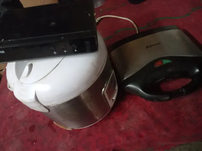 Sanduicheira,panela elétrica e aparelho para tv