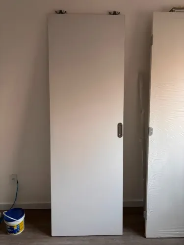 Folha de Porta Branca Prime 210x70 cm + Puxador e Roldanas