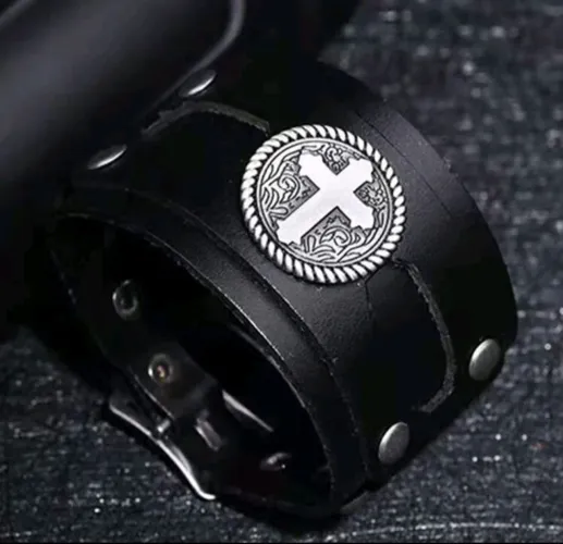 Vende-se uma pulseira de couro com o sinal da santa Cruz