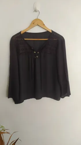 Blusa feminina estilo bata preta com renda 