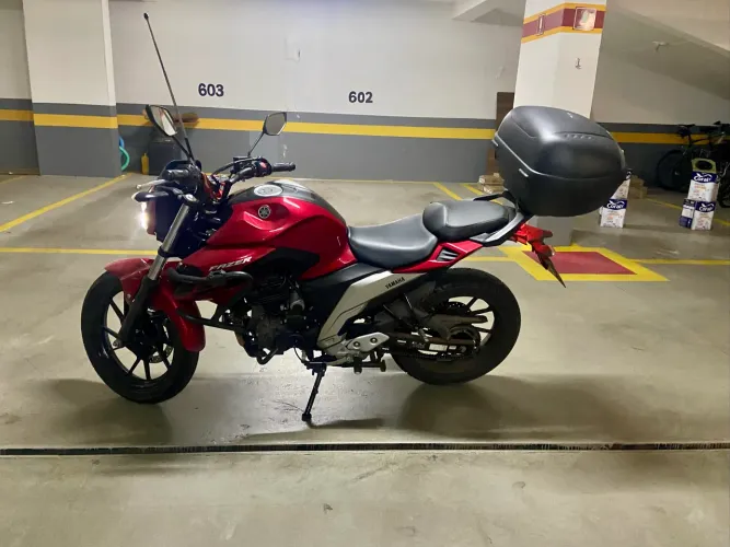 Yamaha FZ25 Fazer 250 2023 Vermelha | Baixa KM | Toda Equipada