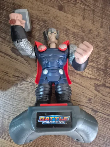Boneco Thor no controle da soco