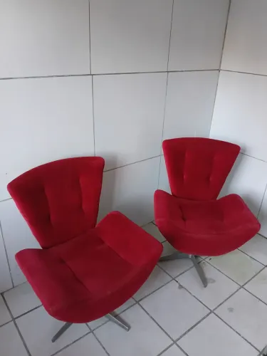 para vender logo abaixei o valor 2 poltronas em veludo giratórias com pés cromados