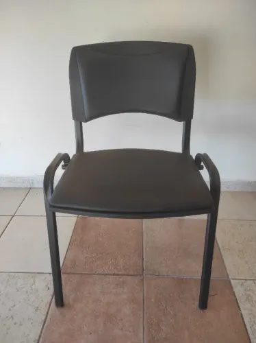 4 cadeiras Cavaletti pretas em aço com almofada