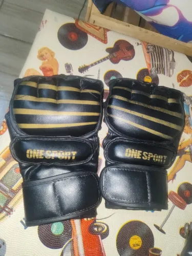 Vendo conjunto de luvas de luta