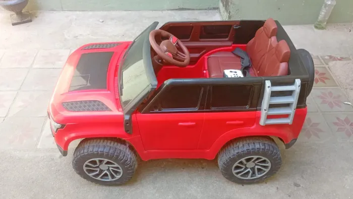 Carrinho eletrônico , com controle remoto e carregador original, apenas 3 meses de uso