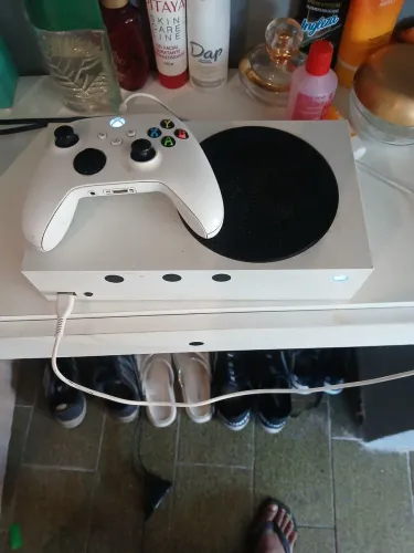 Xbox series s 4 jogos incluso 1 controle ótimas condições
